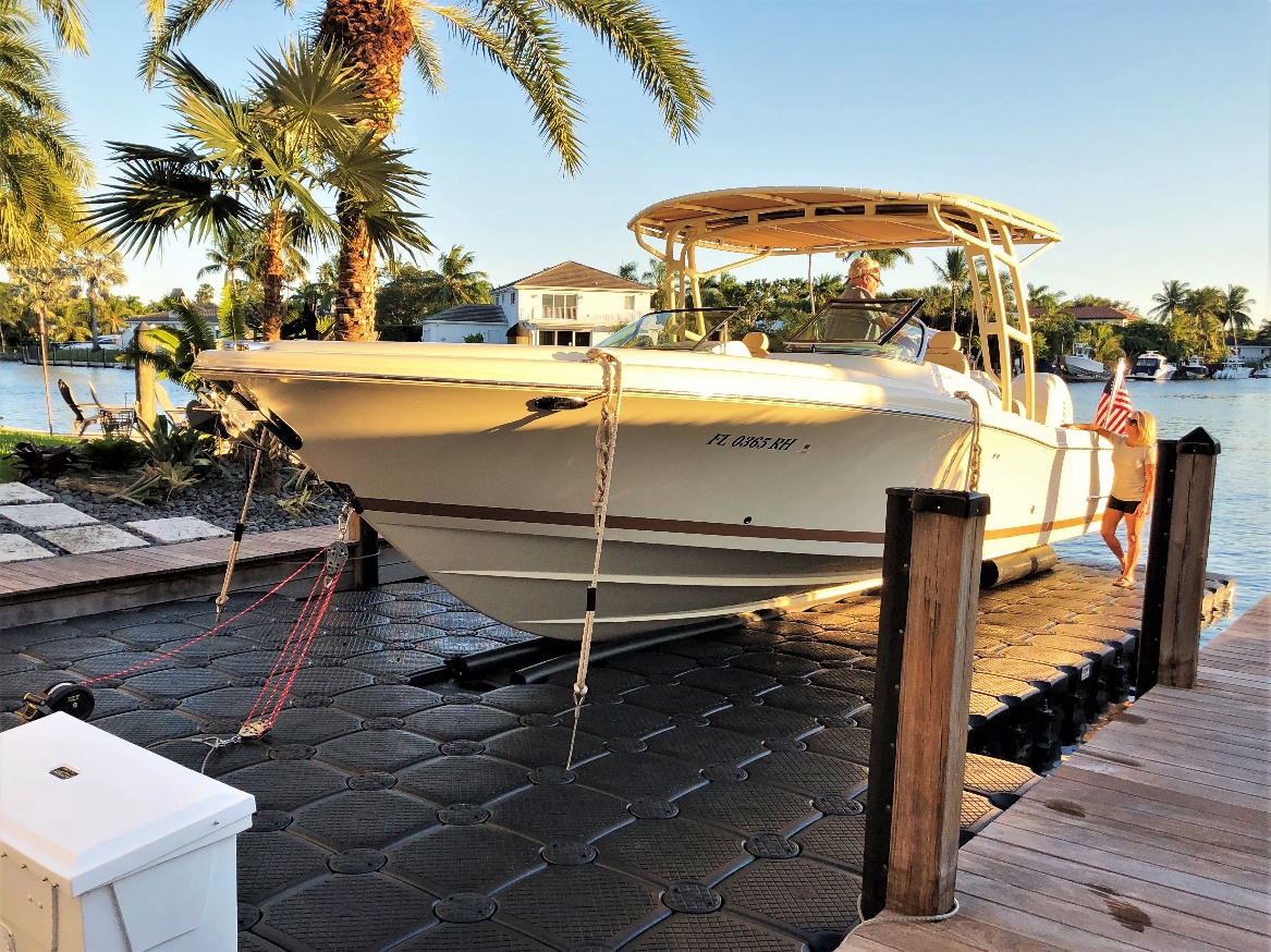 Black Jet Dock with Assist Cable