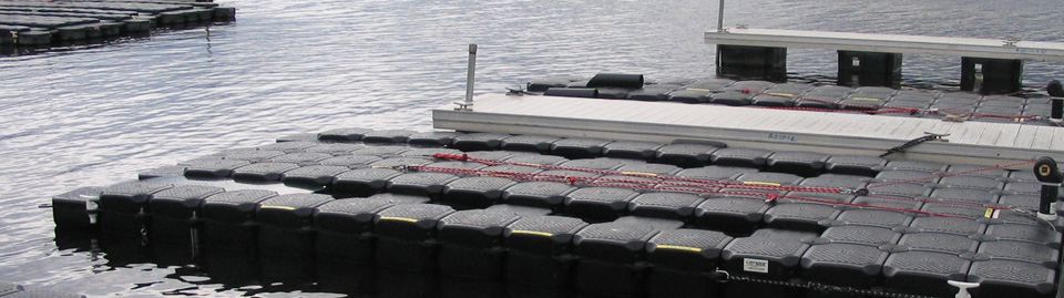 Floating pontoon boat lift